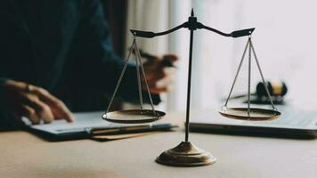 rättvisa och lag koncept.manlig domare i en rättssal med klubban, arbetar med, dator och dockningstangentbord, glasögon, på bordet i morgonljus video