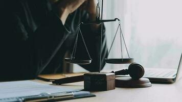 rättvisa och lag koncept.manlig domare i en rättssal med klubban, arbetar med, dator och dockningstangentbord, glasögon, på bordet i morgonljus video