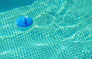 al aire libre nadando piscina químico cloro dispensador foto