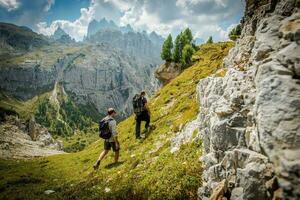 dolomitas sendero caminantes foto