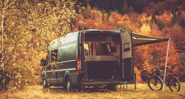 escénico rv cámping Mancha con otoño follaje paisaje foto