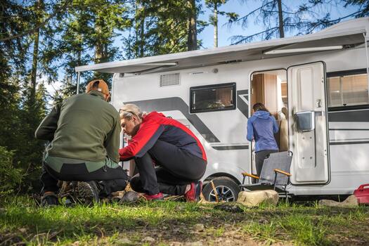 amigos colgando siguiente a su rv camper camioneta foto