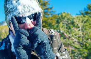 hombre teniendo invierno divertido foto