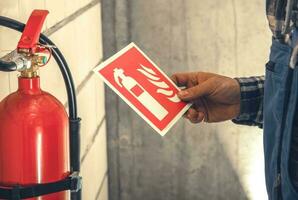 fuego extintor instalación dentro comercial edificio foto