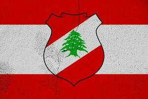 bandera de el república de república de Líbano en un texturizado antecedentes. concepto collage. foto