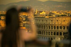 romano coliseo y foro fotografiado por turista. foto