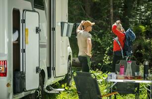 Pareja quedarse siguiente a su rv camper camioneta foto