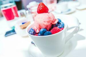 helado con frutas foto