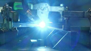 metalurgia indústria robótico braço metal Soldagem fechar-se cenas video