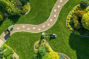 grande jardín césped campo siega por caucásico jardinero foto