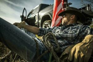 vaquero Relajado fuera y masticación un pedazo de Paja foto