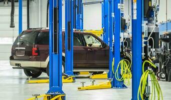 coche en un automotor levantar durante programado mantenimiento foto