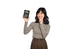 joven asiático mujer casual uniforme participación calculadora terminado blanco antecedentes. negocio y financiero concepto foto