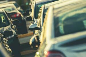 coche estacionamiento lleno de vehículos foto