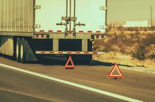 roto semi camión en lado de un autopista foto