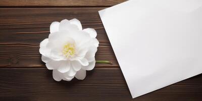 blanco Rosa en un de madera escritorio con papel ai generado foto