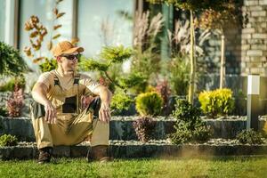 jardinero sentado abajo y tomando descanso a trabajar. foto