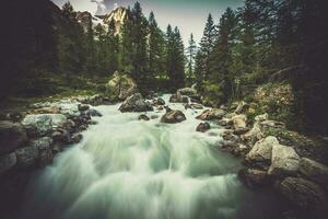 alpino río val hurón paisaje foto