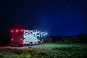 estrellado noche empollando cámping con rv camper camioneta foto