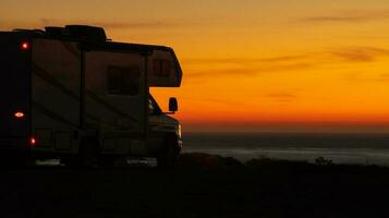 frente al mar seco cámping en moderno rv camper camioneta foto