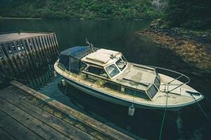 Envejecido y sucio barco y de madera muelle foto