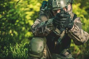 soldado con pistola foto