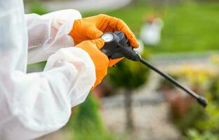 pesticida rociador calibración realizado por profesional jardinero foto