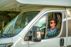 caucásico mujer en su 60s conducción rv camper camioneta foto