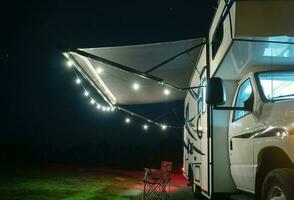 clase C casa rodante rv con cuerda luces en el camper toldo foto