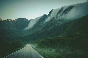 lofoten Noruega nublado temprano Mañana escénico autopista foto