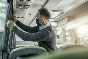 autobús entrenador conductor preparando su vehículo para otro viaje foto