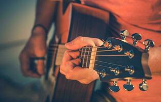 masculino músico jugando acústico guitarra. foto