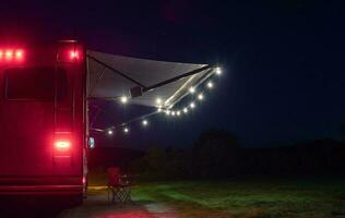 salvaje rv camper camioneta cámping con estrellado cielo foto