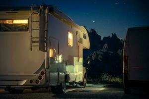 rv camper camioneta cámping en el medio de montañas foto