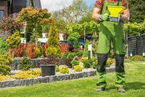 jardín trabajador con Mano sembradora foto