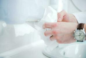 papel toalla dispensador en baño. foto