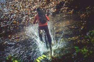 bicicleta río cruce foto