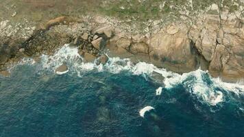 turquesa Oceano y acantilados de cabo Delaware san adrian península en España - aéreo Disparo video