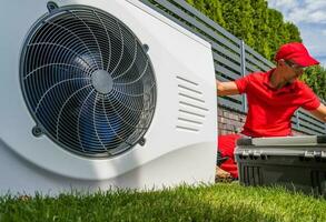 profesional hvac trabajador instalando nadando piscina calor bomba foto