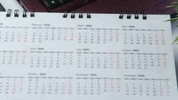 2022 gennaio mese su calendario e il computer portatile su ufficio scrivania video