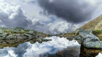 montaña paisaje con pequeño lago con nube movimiento video