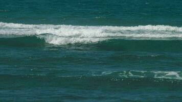 tolle Wasser Hintergrund. Wellen schwankend. schön Blau Wasser von das Ozean mit Wellen. schleppend Bewegung video