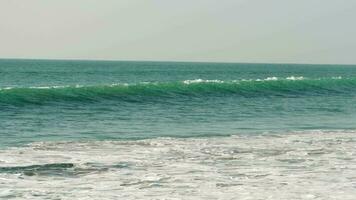 Phuket Strand Meer, Aussicht von Strand Meer auf Sonne Licht im das Sommer. beim Karon Strand, Phuket, Thailand. video