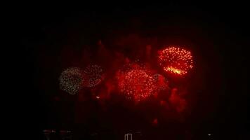 ein enorm bunt Feuerwerk Anzeige beim Nacht video