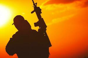 soldado puesta de sol silueta foto