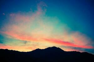 escénico montaña puesta de sol foto