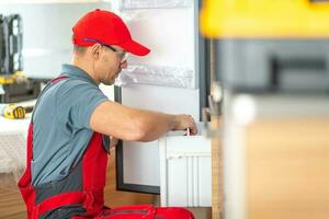 rv centrar técnico reemplazando roto casa rodante refrigerador foto