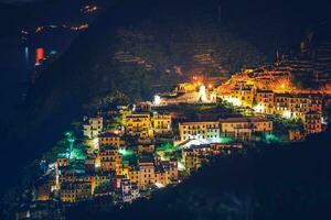 riomaggiore pueblo a noche foto