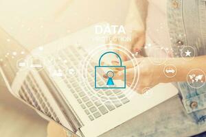 seguridad y seguro datos industria 4 4 concepto. trabajador tocado proteger bloquear icono en virtual pantalla. industrial seguridad, inteligente fabricar proteccion información tecnología integración. foto