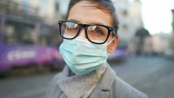 Pandemie Schutz von das covid-19 Coronavirus. Porträt von ein Frau im ein Mantel, Brille und ein schützend medizinisch Maske. Brille Nebel oben von Atem video